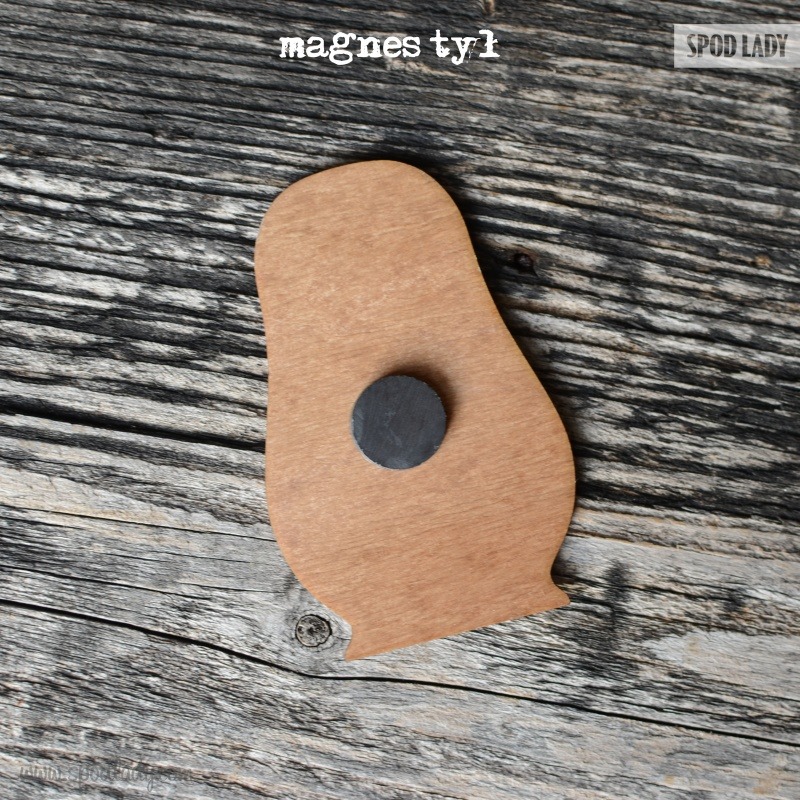 Drobny upominek dla niej. Zabawny magnes.