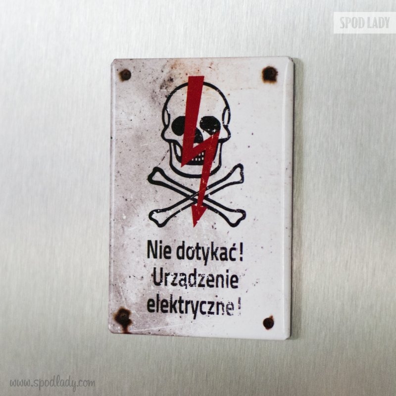 Magnes przypominający tablicę ostrzegawczą: Nie dotykać! Urządzenie elektryczne.
