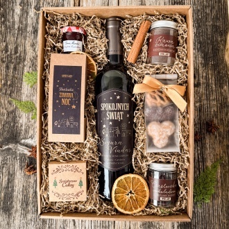 Zestaw prezentowy z czerwonym winem w brzach
