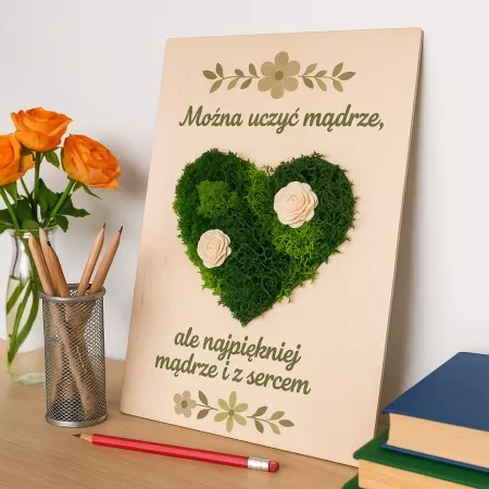 Tabliczka z mchem "Uczy� m�drze i z sercem"