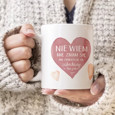 Kubek "Nie wiem... zakochany jestem" z inicja�ami